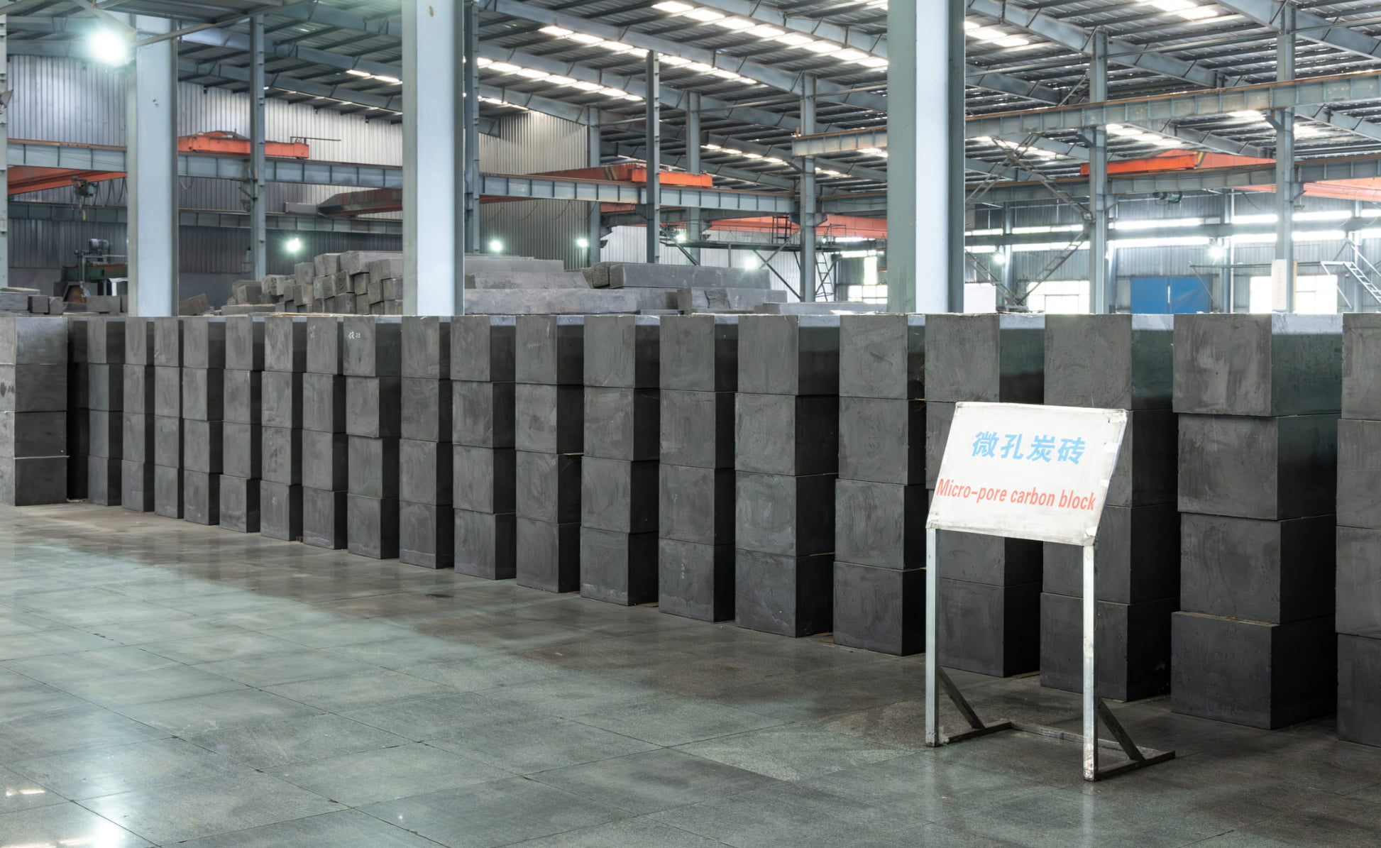 Carbon block refractory lining in blast furnace